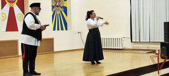 В Чкаловске перед зрителями выступили Петр и Марина Суховы в составе агитбригады "Звёздный десант"